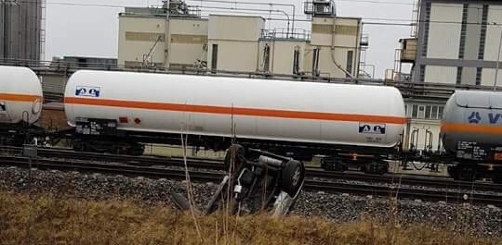 Der Pkw landete neben den Gleisen am Dach.