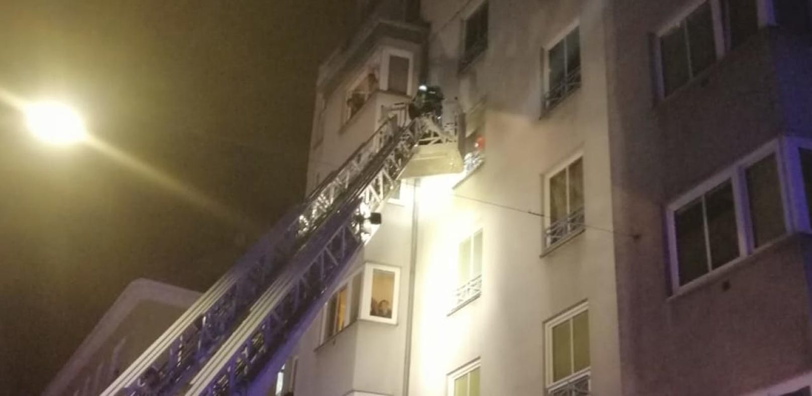 Im vierten Stock war der Zimmerbrand ausgebrochen.
