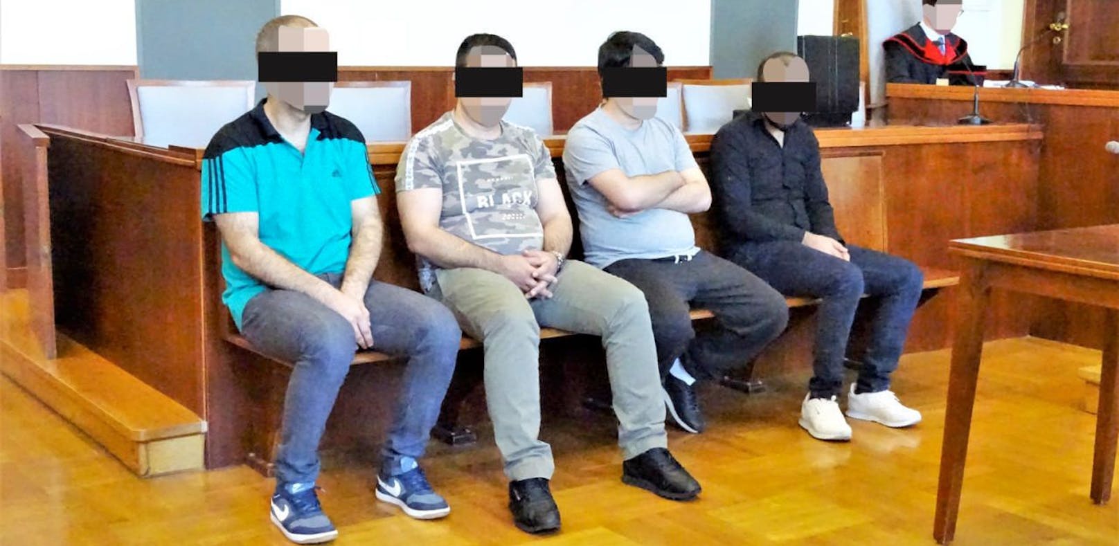 Vier Angeklagte in Neustadt vor Gericht (Foto vom Juni)