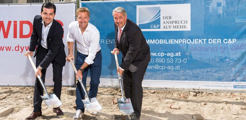 Hans Knauß und Bezirksvorsteher Ernst Nevrivy beim ersten Spatenstich vor zwei Jahren.
