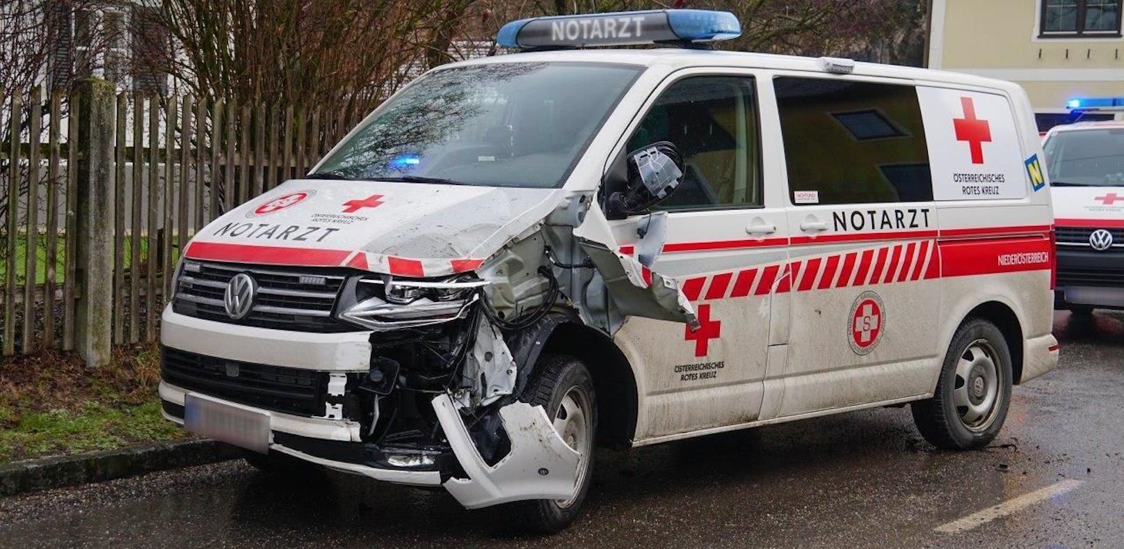Rettungsauto am Weg zu Unfall in Crash verwickelt