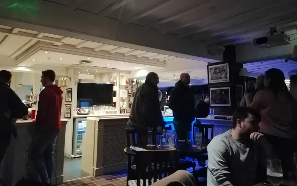 "Heute.at"-Sportchef Phillip Platzer beim Fußballschauen in Blackpool im Dunkeln.