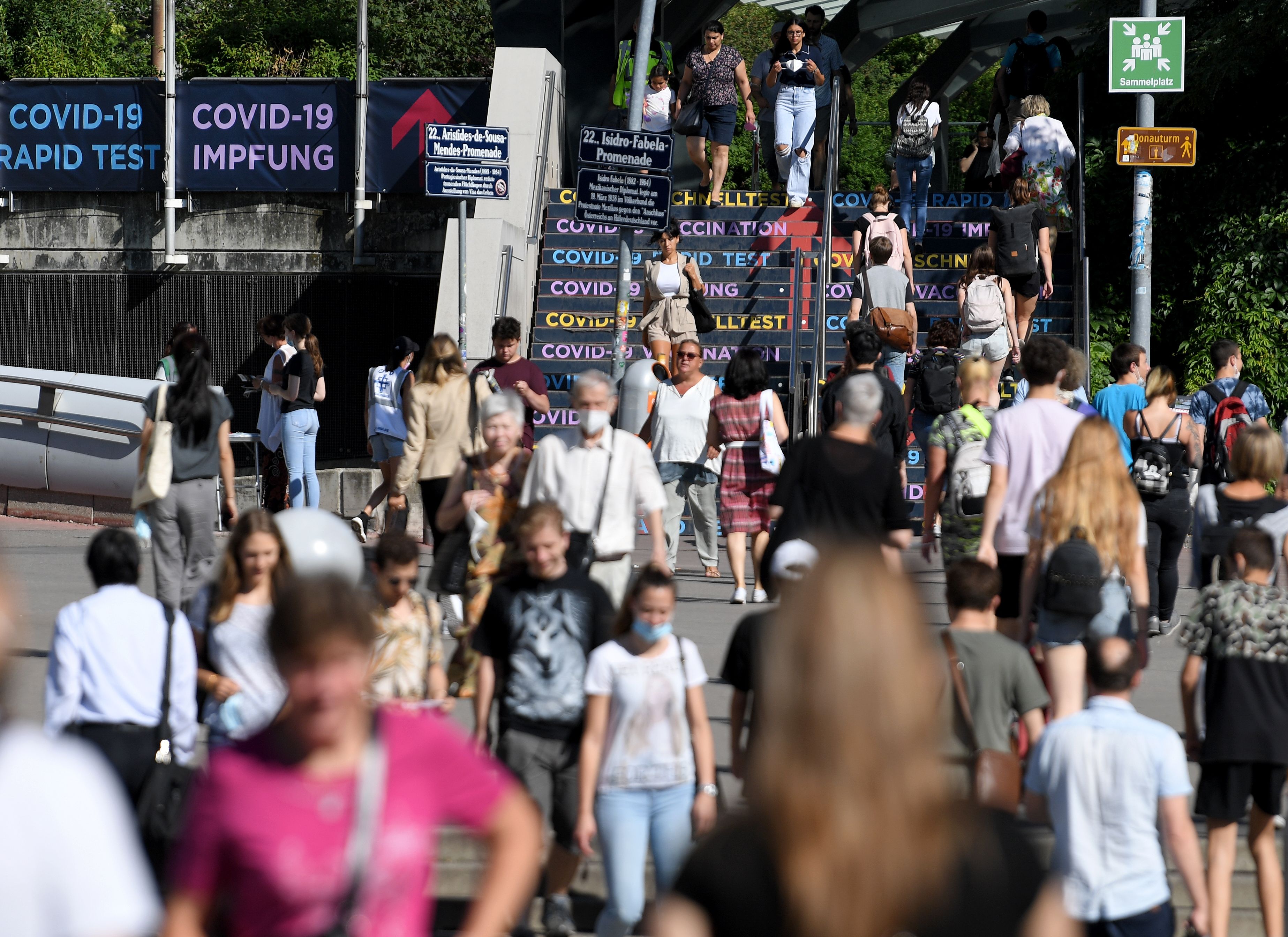 Menschen am Weg zur Impfung ins Austria Center