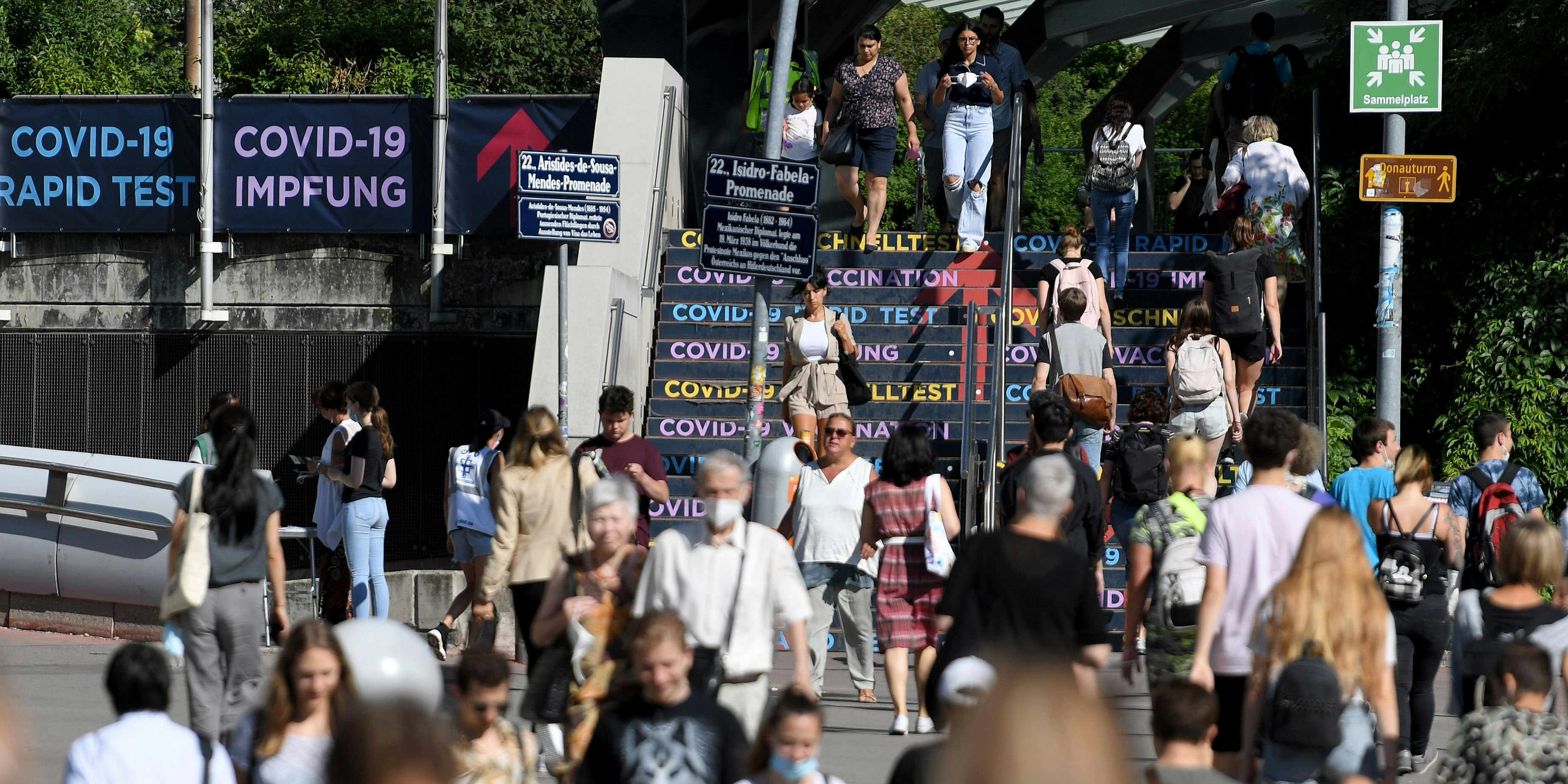 Menschen am Weg zur Impfung ins Austria Center
