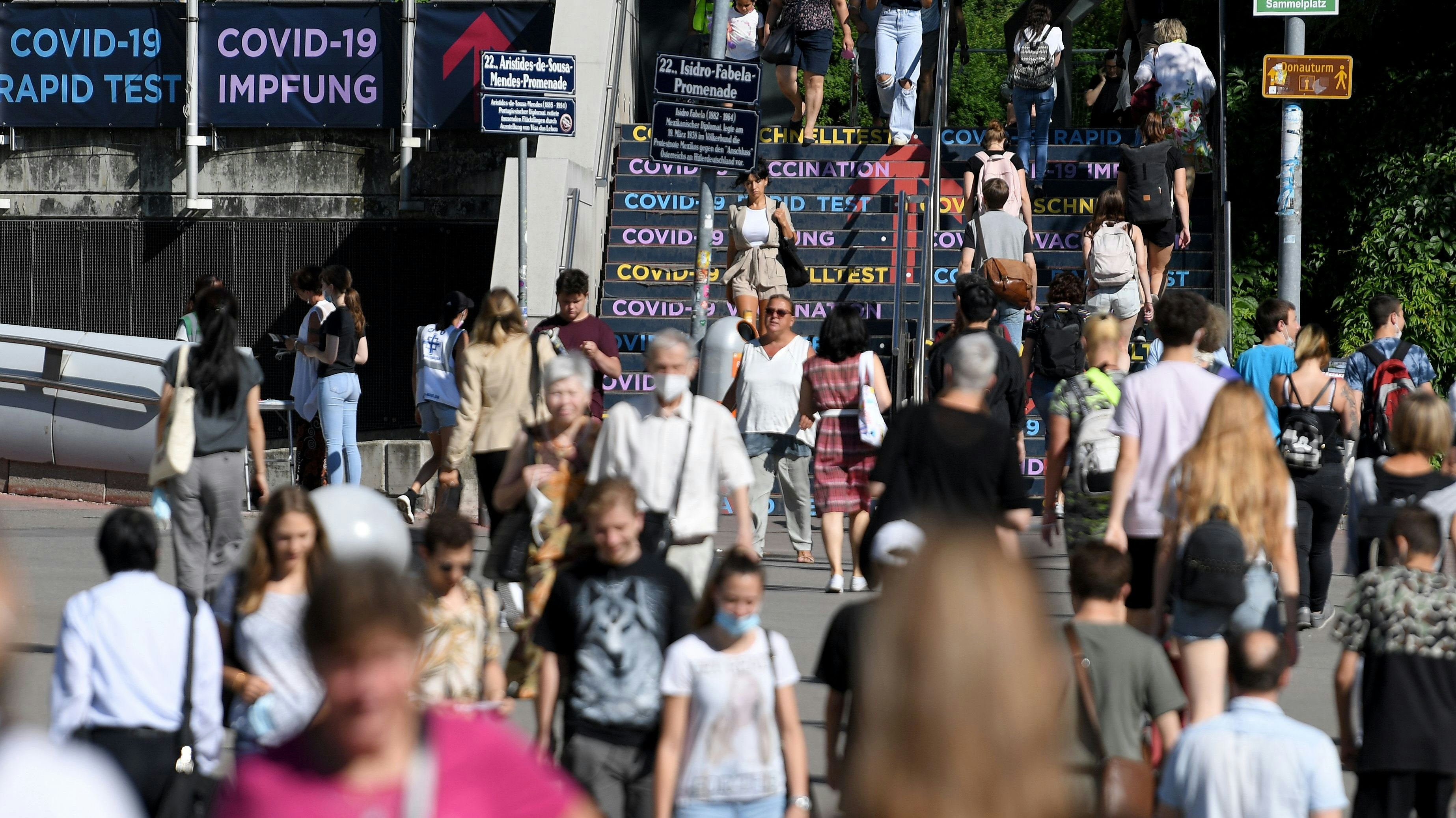 Menschen am Weg zur Impfung ins Austria Center
