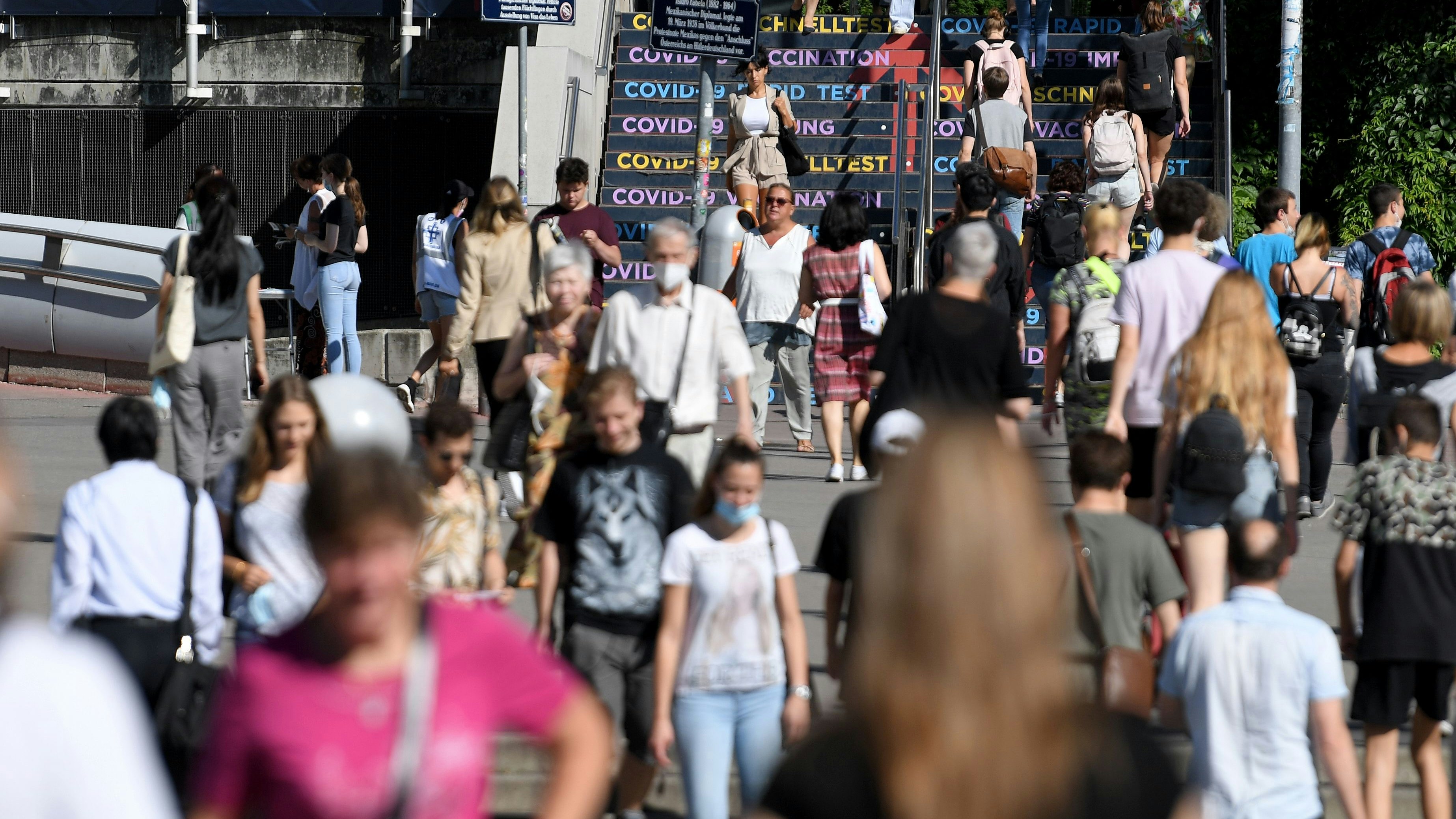 Menschen am Weg zur Impfung ins Austria Center
