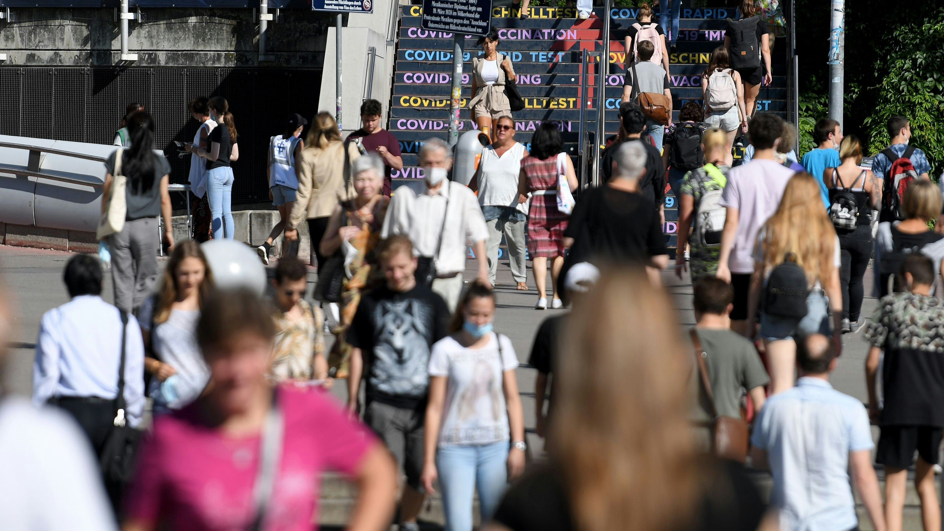 Menschen am Weg zur Impfung ins Austria Center