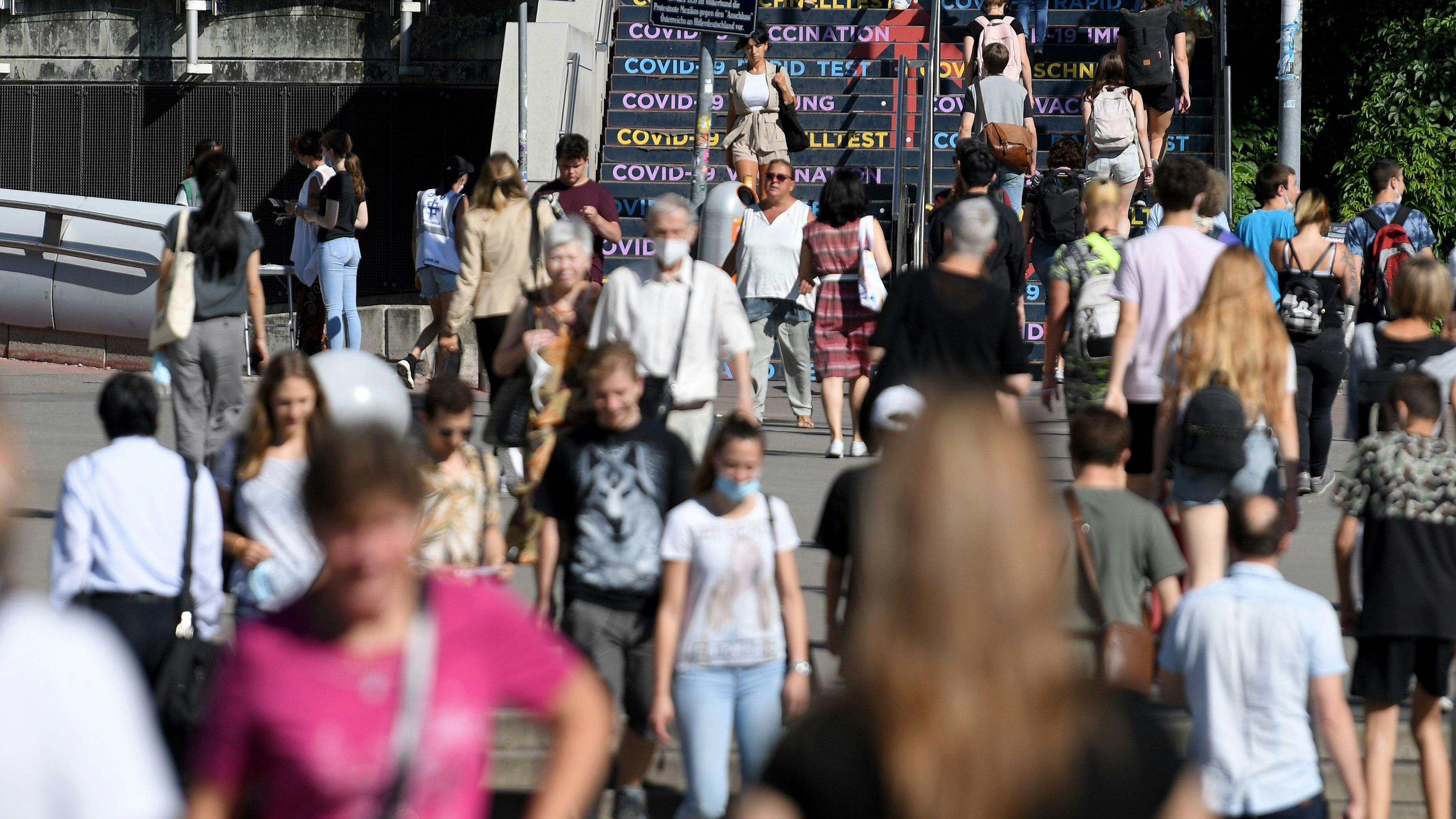 Menschen am Weg zur Impfung ins Austria Center
