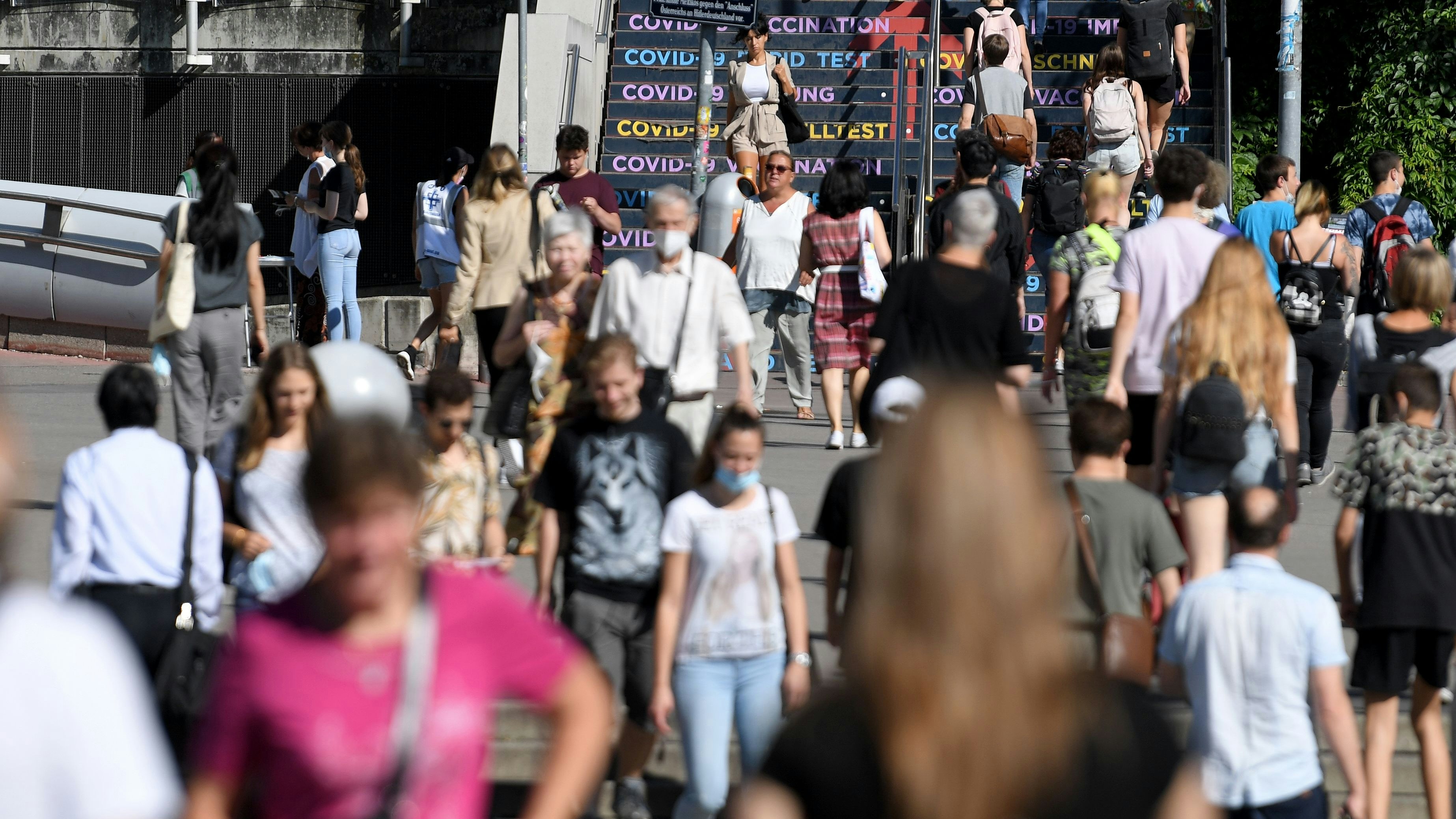 Menschen am Weg zur Impfung ins Austria Center