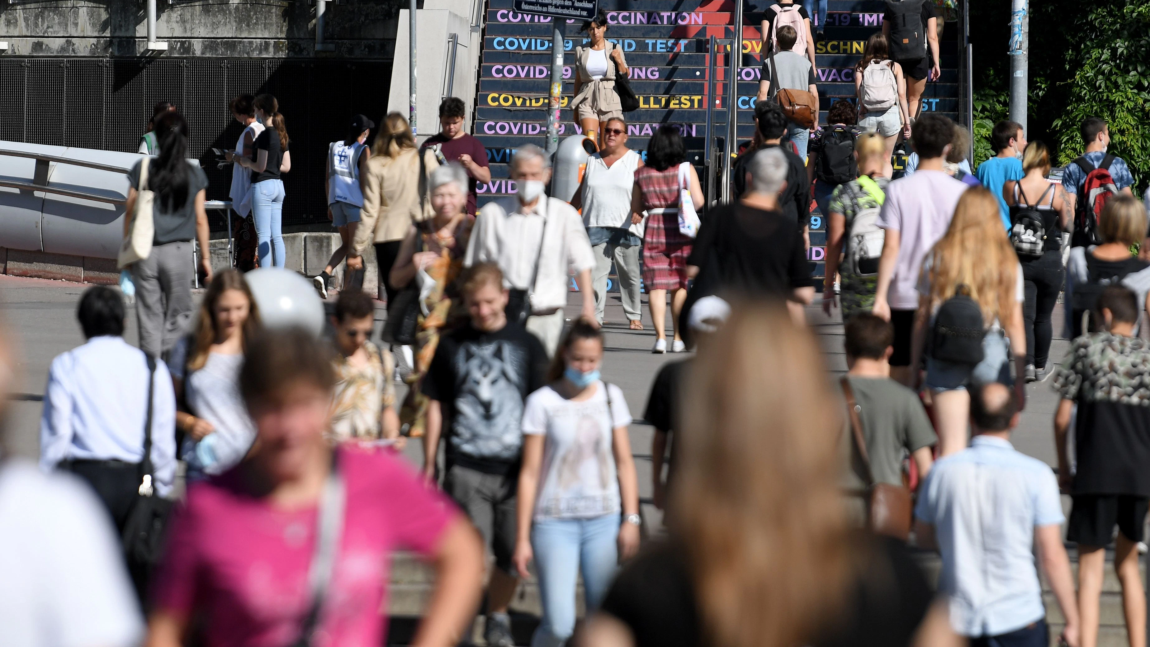 Menschen am Weg zur Impfung ins Austria Center