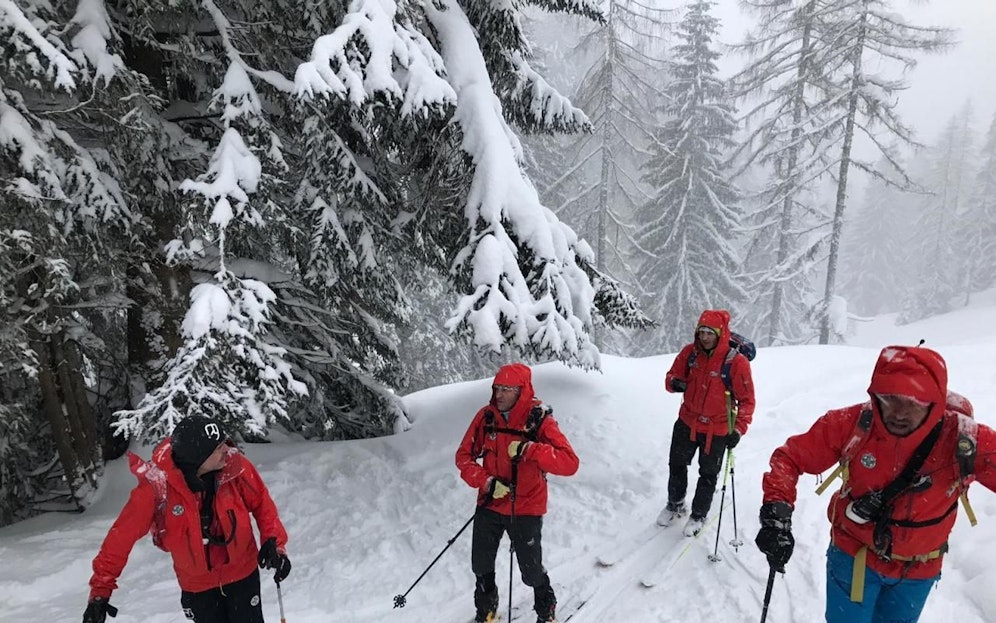 Die Bergretter machten sich auf den Weg zum Schwarzkogel, retteten die verirrten Schitourengeher. 