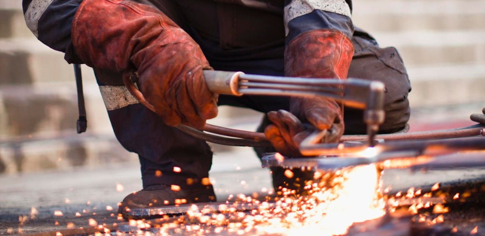 Symbolfoto eines Arbeiters beim Schweißen.