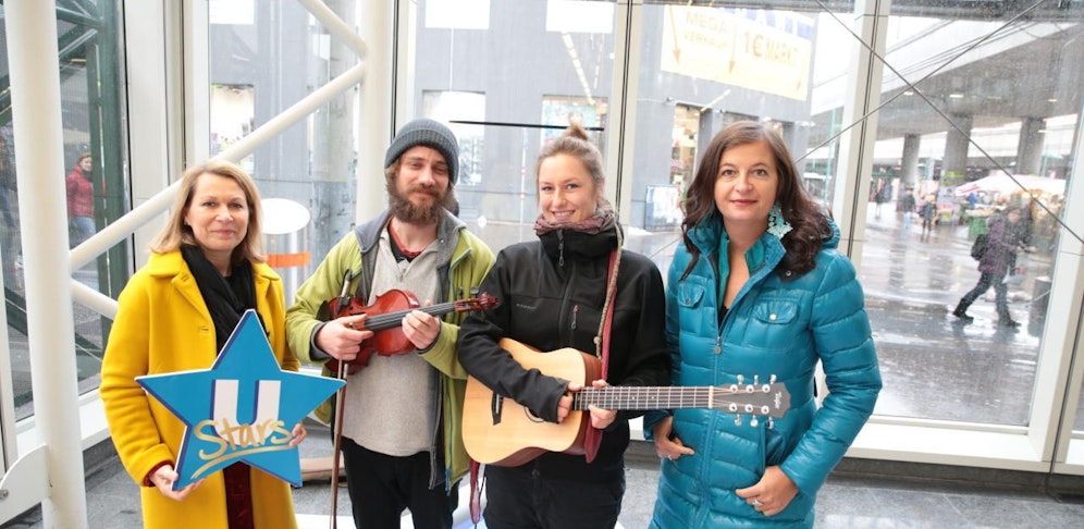 Ulli Sima mit den U-Bahn-Stars am neuen Standort am Handelskai. 