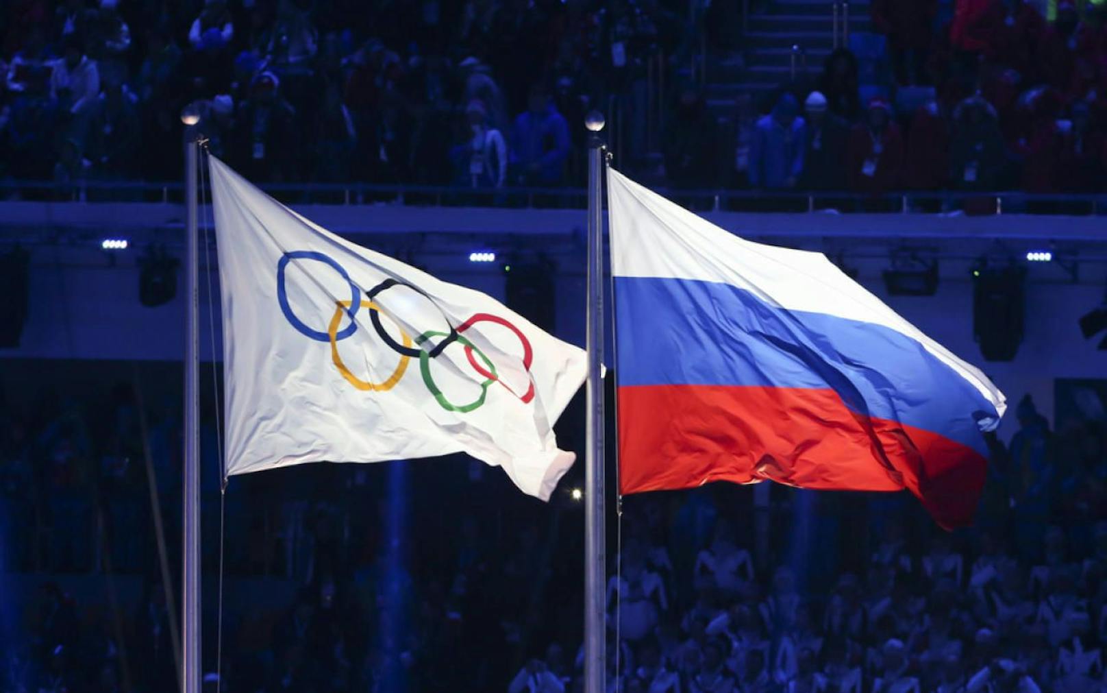 Die Flaggen des IOC und Russlands