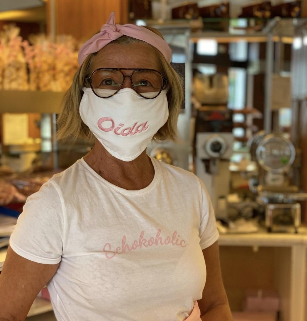 AÏDA-Mitarbeiterin Frau Renate mit "Oida"-Maske