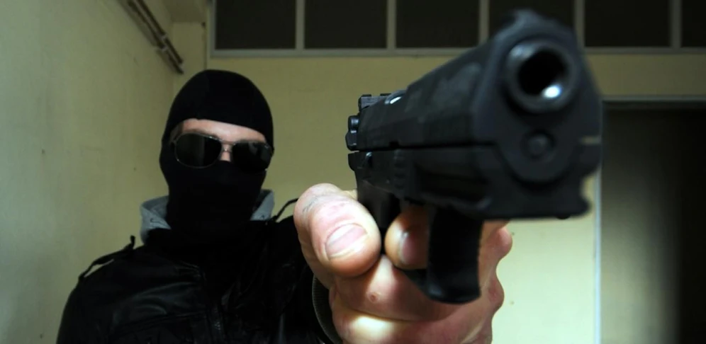 Der Verdächtige drohte mit einer Waffe und forderte Bargeld.