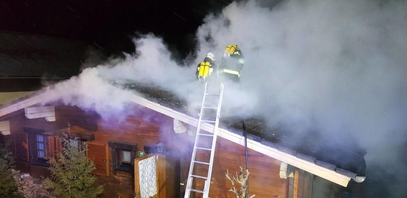Großeinsatz: Dachstuhl von Wohnhaus in Flammen