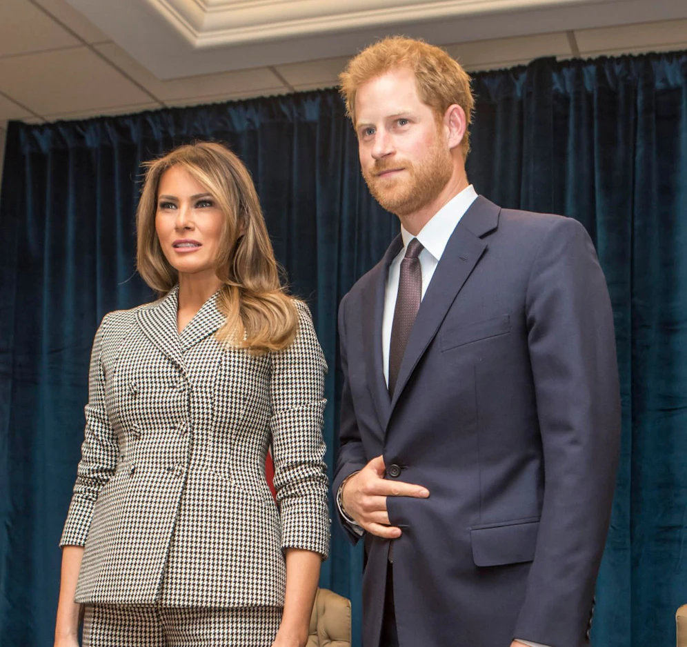Für viele Internet-User ein klares Zeichen: Prinz Harry macht beim Treffen mit Melania Trump heimlich den "Teufelsgruß"!