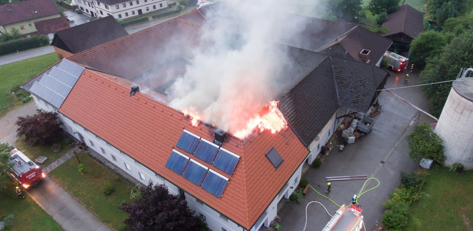 Großbrand in Hofkirchen: Vierkanthof in Flammen