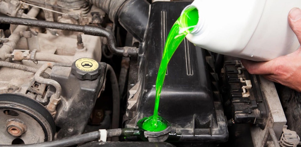 Unbemerkt füllten die Täter eine Flüssigkeit in den Ausgleichsbehälter, um einen Motorschaden vorzutäuschen (Symbolbild). 
