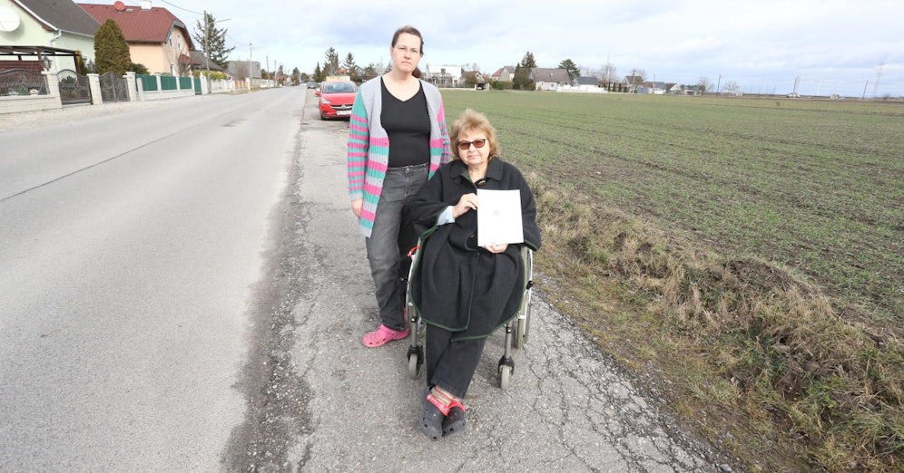 Tochter Barbara B. und Mutter Silvia B. an der Unfallstelle.