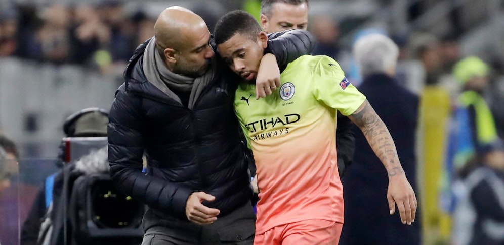Pep Guardiola nimmt sich Gabriel Jesus nach dem verschossenen Elfer zur Brust.
