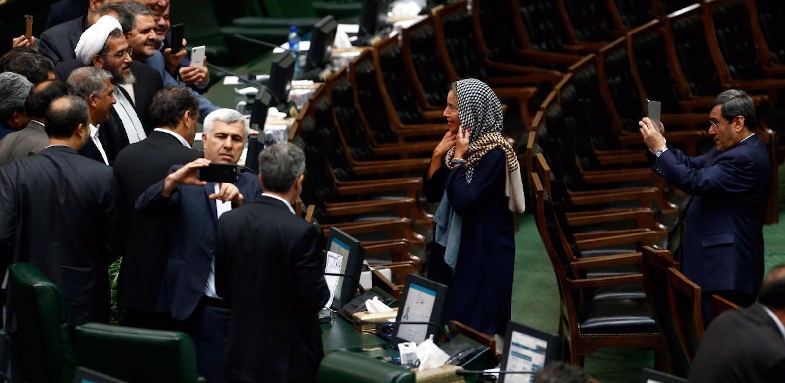 Die iranischen abgeordneten wollten ein Bild von oder mit Federica Mogherini haben.