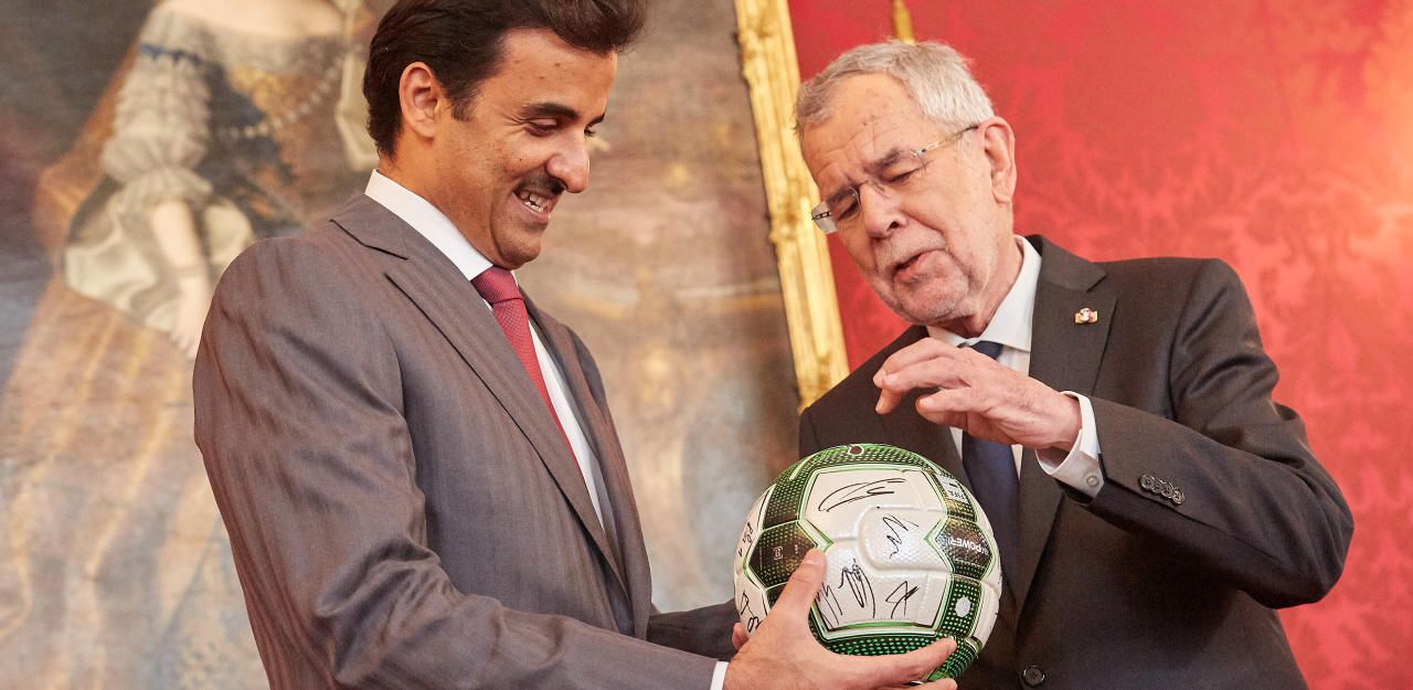 Heute.at - Ein Fußball und Kekse für den Scheich von Katar