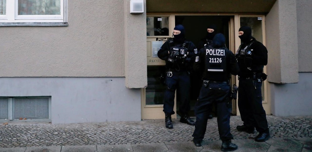 (Symbolbild) Die Sicherheitsbehörden nahmen drei irakische Flüchtlinge fest.