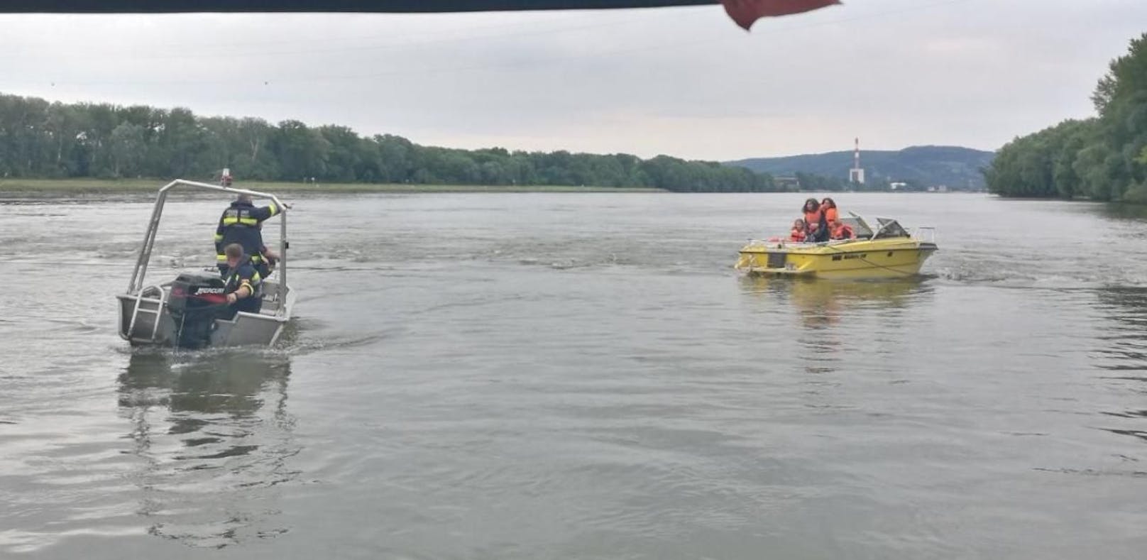 Motorboot lief auf Grund: Kinder auf Donau in Not