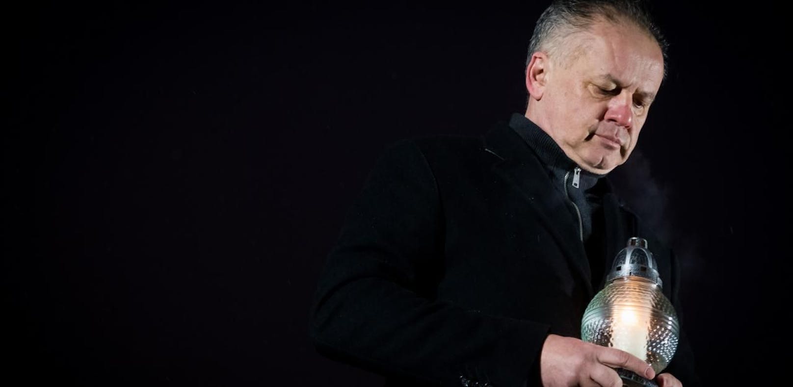 Gedenkt in Bratislava der Toten: Andrej Kiska hält ein Kerze.