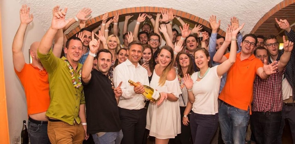 OÖVP-Parteimanager Wolfgang Hattmannsdorfer gratuliert der "AktionsGemeinschaft Linz - uniteich.at" zum Wahlsieg an der JKU.