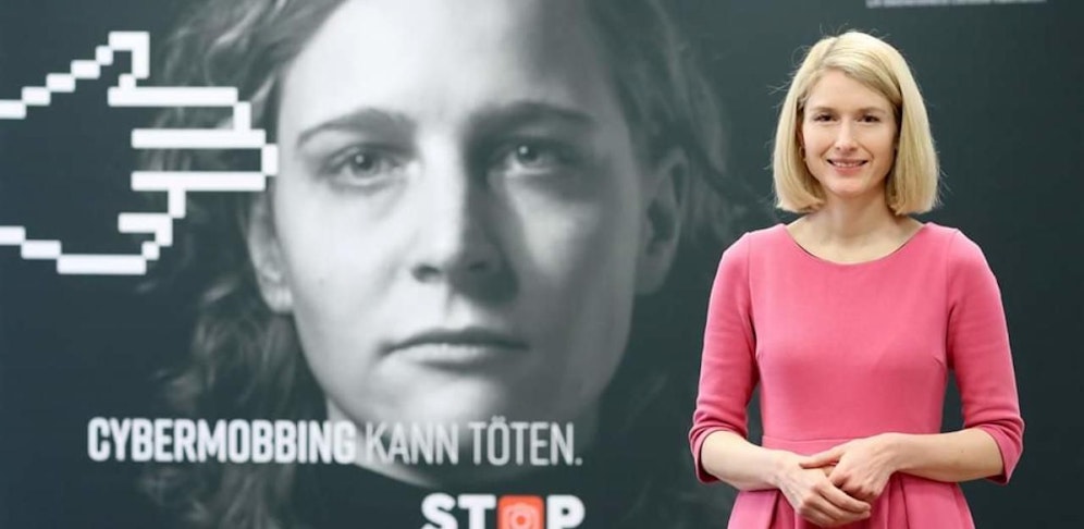 Christine Haberlander startet eine Kampagne gegen Hass im Netz und Cybermobbing.