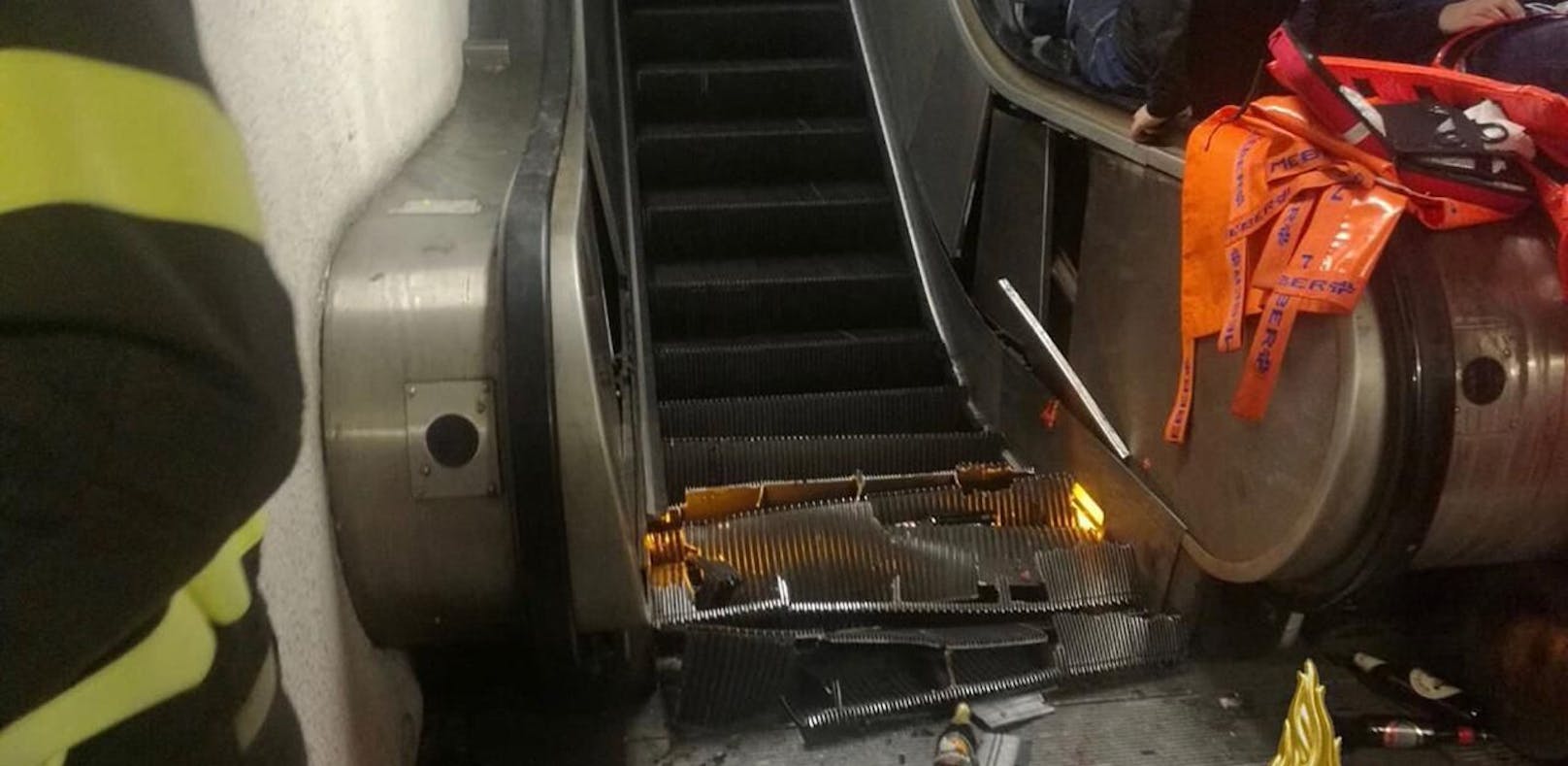 Diese Rolltreppe raste in Rom in die Tiefe und forderte 20 Verletzte.