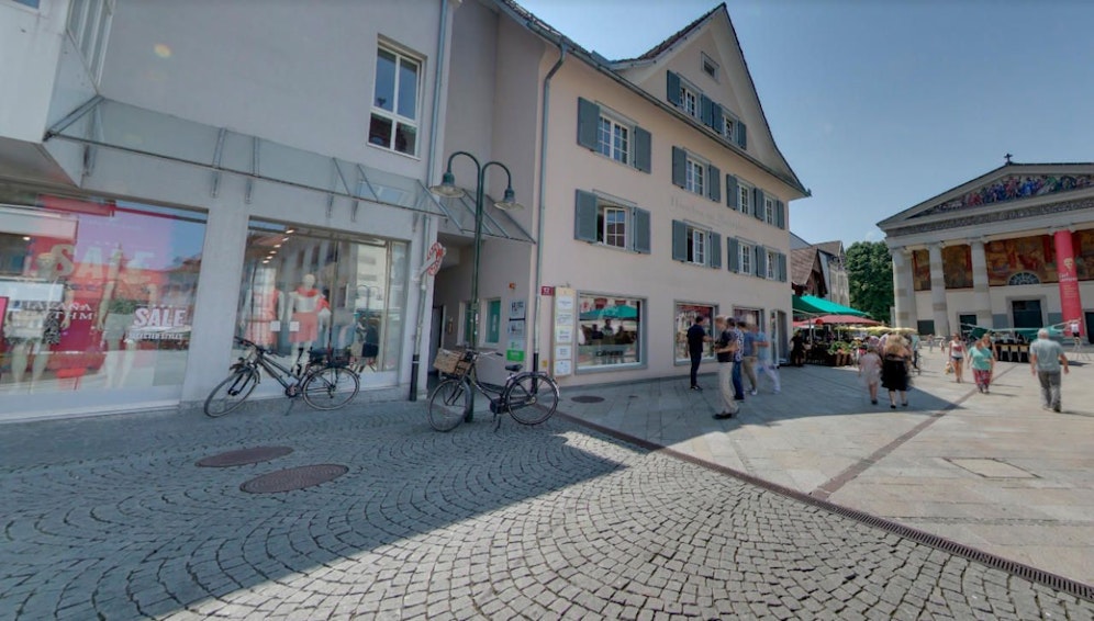 Der Dornbirner Markplatz mit dem Durchgang zum Lokal "Hugos Bar"