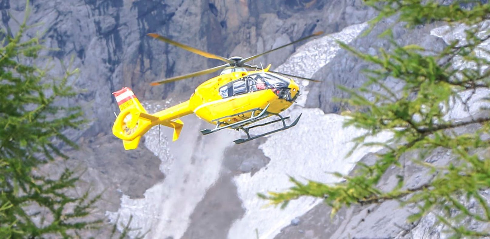 Ein Notarzt-Hubschrauber vom Stützpunkt Christophorus 14 in Niederöblarn vor dem Dachstein-Gebirge, aufgenommen am 23. August 2016. Symbolfoto
