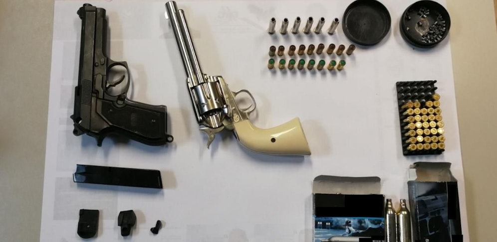 Diese Waffen mitsamt Munition wurden dem Mann abgenommen.