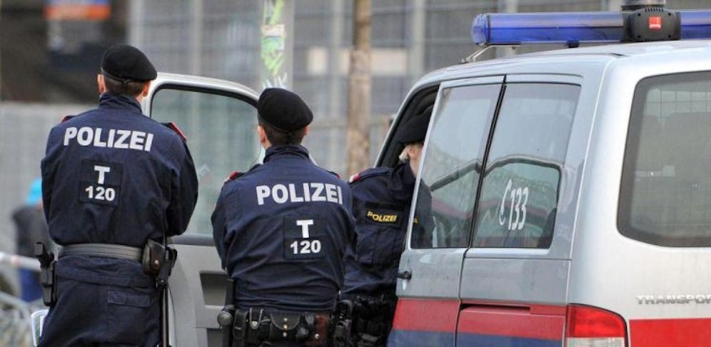 Die Häftlinge wurden mit der Polizei zum Wahllokal gebracht.
