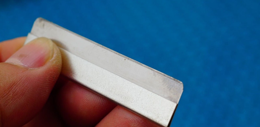 Mit einer Rasierklinge schnitt er den Kontrahenten blutig.                               