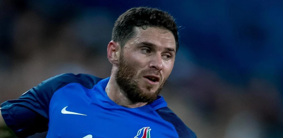 Der Aserbeidschaner Javid Huseynov müsste im Gefängnis sitzen - doch stattdessen trifft er heute Abend in der WM-Qualifikation auf Deutschland. 