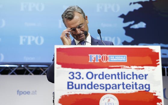 Sichtlich gerührt eröffnet der designierte Parteichef Norbert Hofer den FPÖ-Parteitag in Graz.