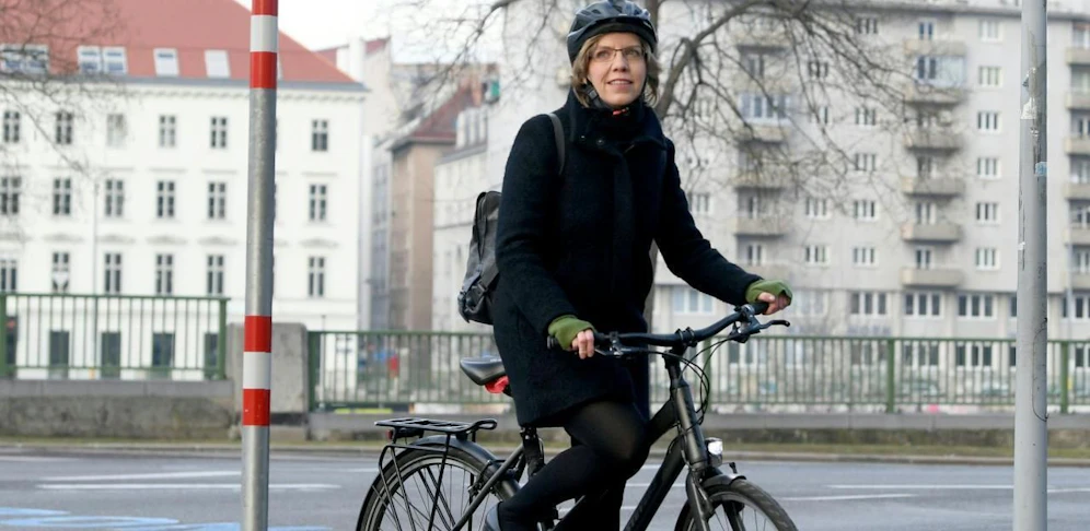 Umwelt- und Infrastrukturministerin Leonore Gewessler (Grüne) will das Radfahren stärken - tritt auch die ÖVP in die Pedale?         