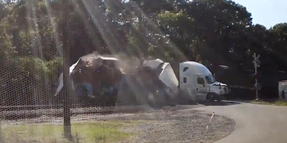 Krawumm: Der Zug hat den Truck erwischt und teilt ihn in zwei Hälften!