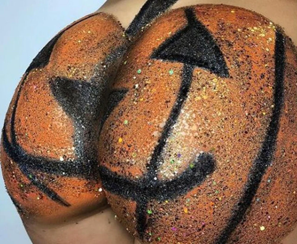 Das britische Kosmetiklabel "Go Go Glitter" legt den "Glitter Butt" neu auf.
