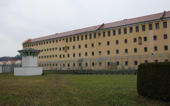 In der Justizanstalt in Garsten wurde ein Häftling tot in seiner Zelle gefunden.