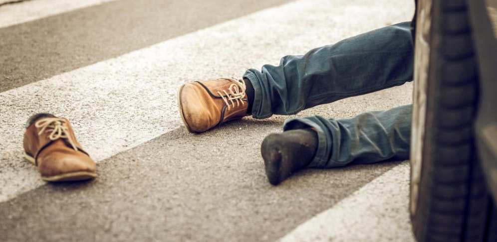 Schrecklich: Bei dem Unfall wurde ein Motorradfahrer schwer verletzt, weil er wegen eines Fußgängers abbremste (Symbolbild).