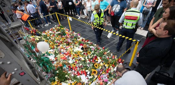 Blumenmeer am Hauptbahnhof in Frankfurt, wo ein Achtjähriger vor einen einfahrenden ICE gestoßen und getötet wurde.