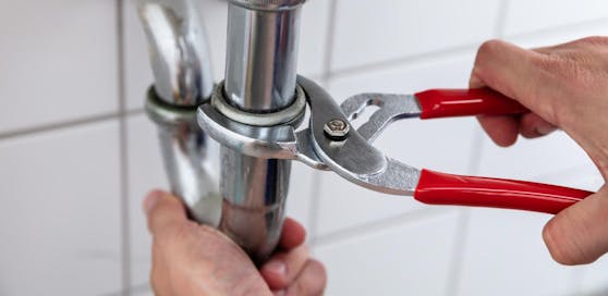Installateur-Reparaturen können teuer werden. (Symbolbild).