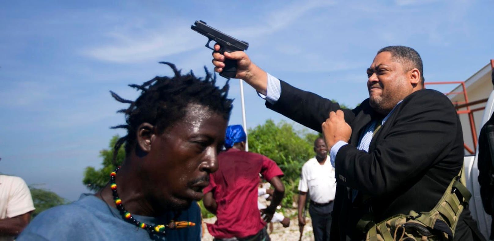 Senator auf Haiti ballert bei Demo um sich