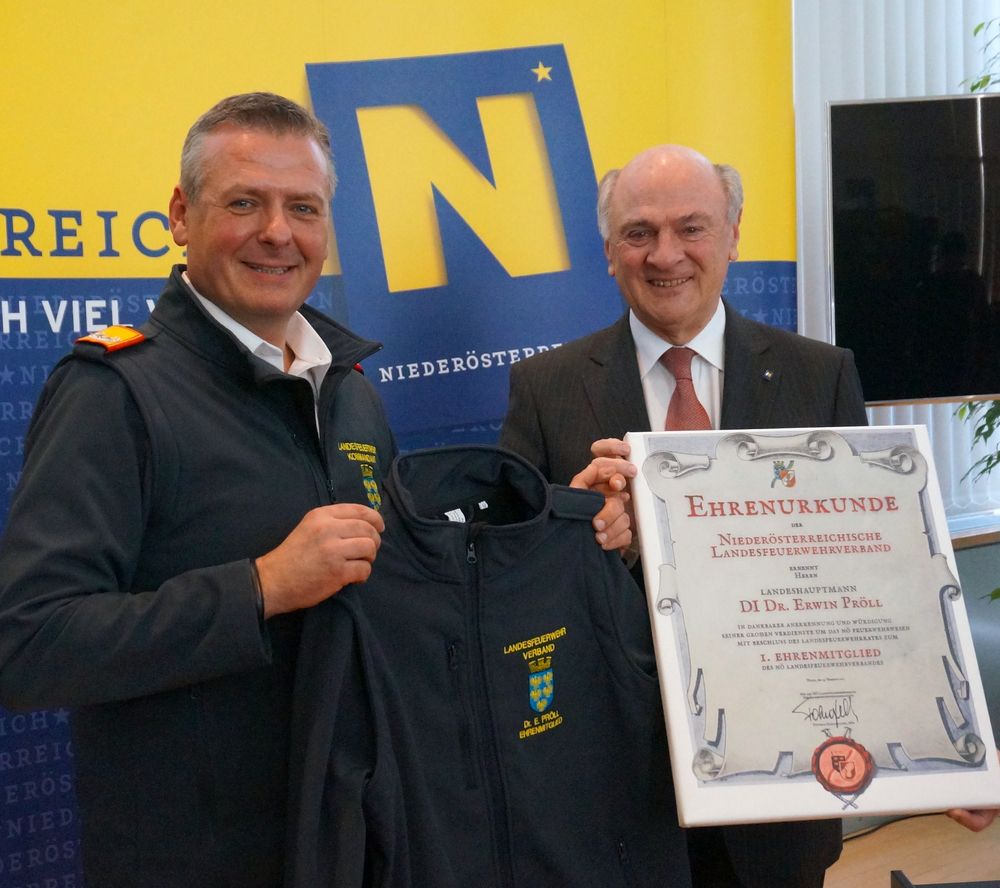 Heute.at - Erwin Pröll ist jetzt Feuerwehrmann